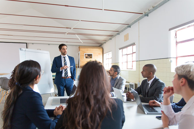 session de formation intra-entreprise sur-mesure mettant en avant un formateur adrinord et les collaborateurs de l'entreprise