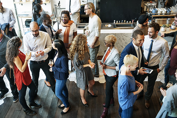 professionnels en train de boire un verre lors d'une soirée d'opportunités professionnelles et de création de réseau